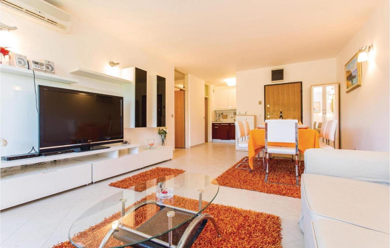 Amazing Apartment In Njivice With Wifi Buitenkant foto
