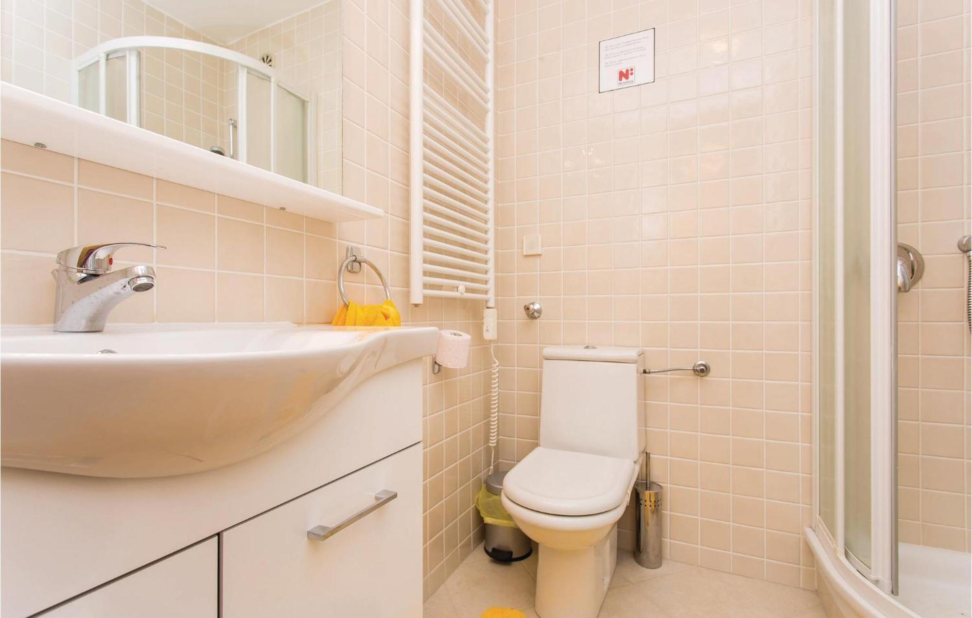 Amazing Apartment In Njivice With Wifi Buitenkant foto