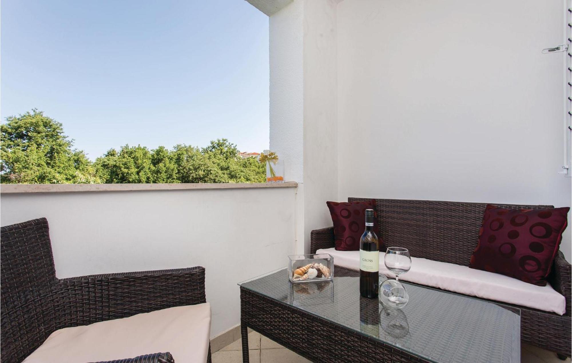 Amazing Apartment In Njivice With Wifi Buitenkant foto